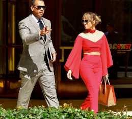 Фото дня: Дженнифер Лопес и Алекс Родригес на прогулке в Нью-Йорке