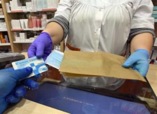 Почему маски стоят по-разному в аптеках и магазинах?