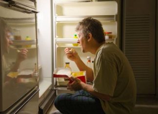 Почему от недосыпа хочется есть?