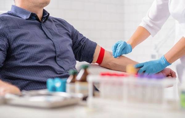 Почему может болеть рука после взятия крови из вены?