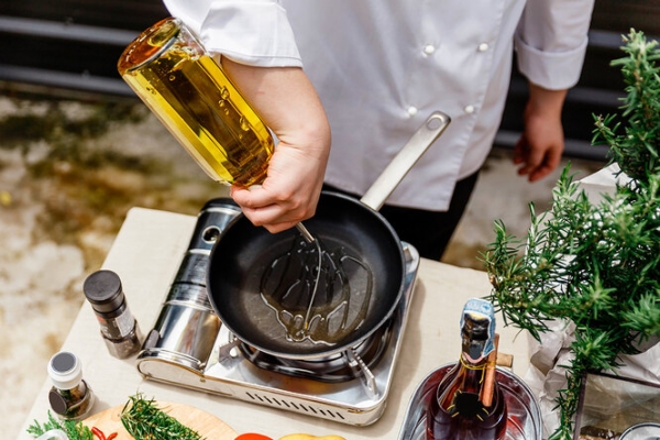 Кунжутное, оливковое и другие: как использовать кулинарные масла в готовке с максимальной пользой?