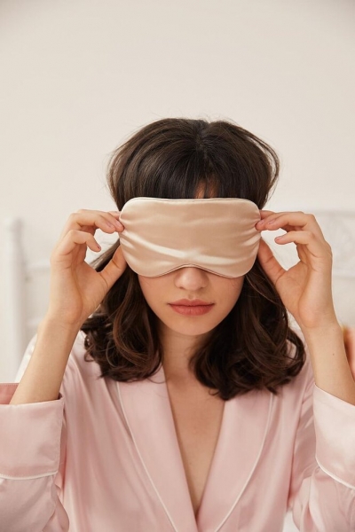 7 неоспоримых причин надевать маску для сна: объясняют дерматолог и сомнолог