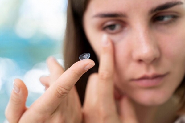 Вплоть до потери зрения: названы опасные привычки при ношении контактных линз